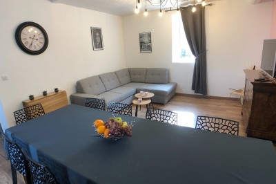 Miniature Location salle Émeringes (Rhône) - Le Cuvage By Raisin Rose #7 Salle de bain moderne avec douche vitrée, lavabo sur plan en bois, miroir rond et toilettes blanches.