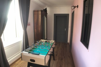 Miniature Location salle Émeringes (Rhône) - Le Cuvage By Raisin Rose #8 Salle de bain moderne avec douche vitrée, lavabo sur plan en bois, miroir rond et toilettes blanches.