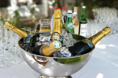 Des personnes préparent et dressent des assiettes avec des desserts dans une cuisine professionnelle.