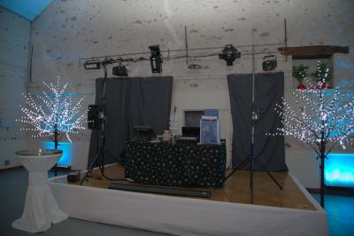 Table de mixage professionnelle avec plusieurs platines, écrans et commandes, sur fond bleu dégradé.