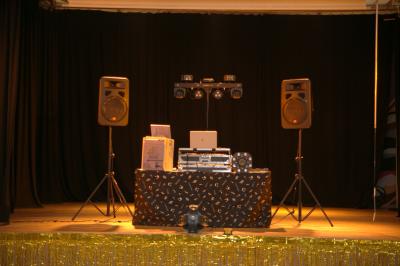 Table de mixage professionnelle avec plusieurs platines, écrans et commandes, sur fond bleu dégradé.