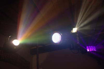 Table de mixage professionnelle avec plusieurs platines, écrans et commandes, sur fond bleu dégradé.