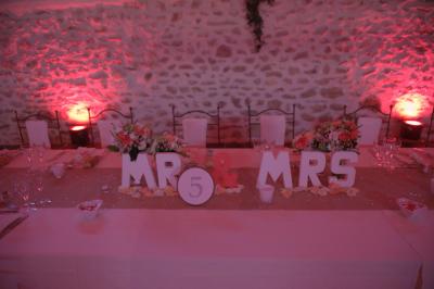 Table de mixage professionnelle avec plusieurs platines, écrans et commandes, sur fond bleu dégradé.