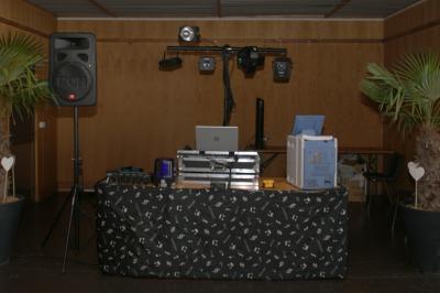 Table de mixage professionnelle avec plusieurs platines, écrans et commandes, sur fond bleu dégradé.