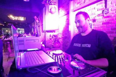 Table de mixage professionnelle avec plusieurs platines, écrans et commandes, sur fond bleu dégradé.