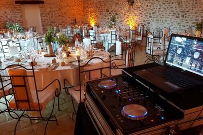 Table de mixage professionnelle avec plusieurs platines, écrans et commandes, sur fond bleu dégradé.