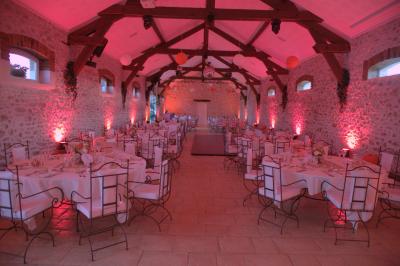 Table de mixage DJ professionnelle avec plusieurs platines, écrans et un QR code visible en arrière-plan.