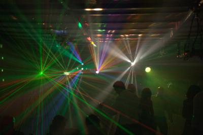 Table de mixage DJ professionnelle avec plusieurs platines, écrans et un QR code visible en arrière-plan.