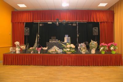 Table de mixage DJ professionnelle avec plusieurs platines, écrans et un QR code visible en arrière-plan.