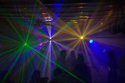 Table de mixage DJ professionnelle avec plusieurs platines, écrans et un QR code visible en arrière-plan.