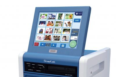 Table de mixage DJ professionnelle avec plusieurs platines, écrans et un QR code visible en arrière-plan.