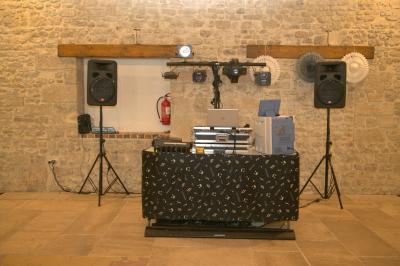 Table de mixage DJ professionnelle avec plusieurs platines, écrans et un QR code visible en arrière-plan.