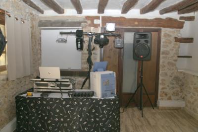 Table de mixage DJ professionnelle avec plusieurs platines, écrans et un QR code visible en arrière-plan.