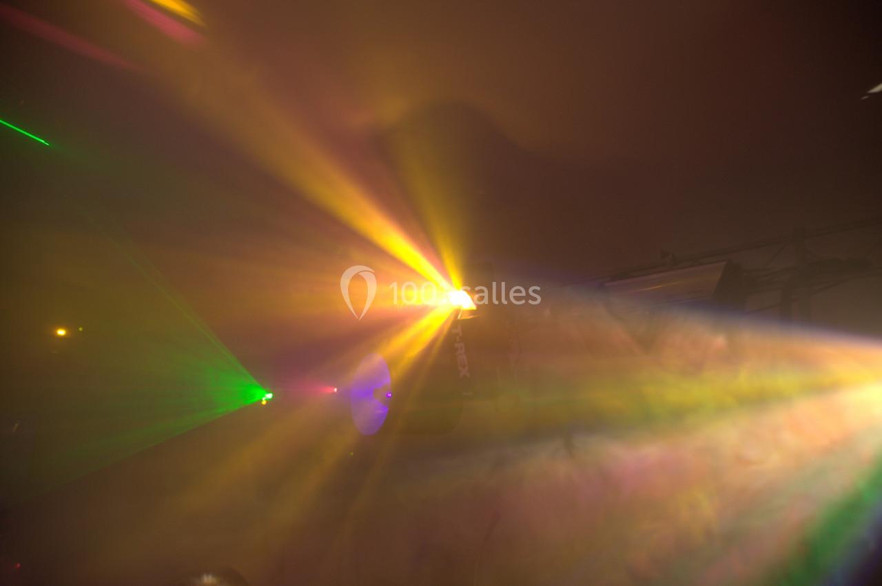 Effets lumineux colorés diffusés dans une ambiance enfumée.