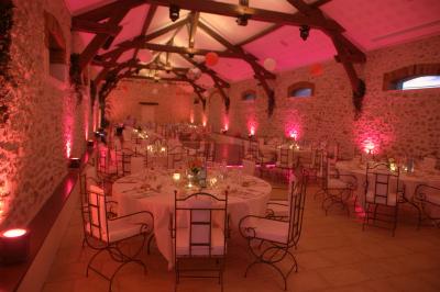 Table de mixage DJ professionnelle avec plusieurs platines, écrans et un QR code visible en arrière-plan.