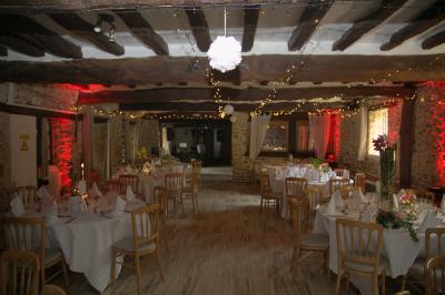 Table de mixage DJ professionnelle avec plusieurs platines, écrans et un QR code visible en arrière-plan.