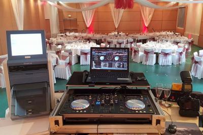 Table de mixage DJ professionnelle avec plusieurs platines, écrans et un QR code visible en arrière-plan.