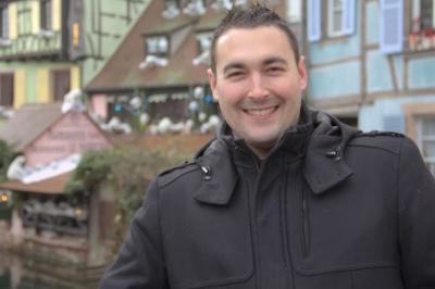 Table de mixage DJ professionnelle avec plusieurs platines, écrans et un QR code visible en arrière-plan.