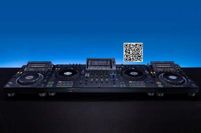 Table de mixage DJ professionnelle avec plusieurs platines, écrans et un QR code visible en arrière-plan.