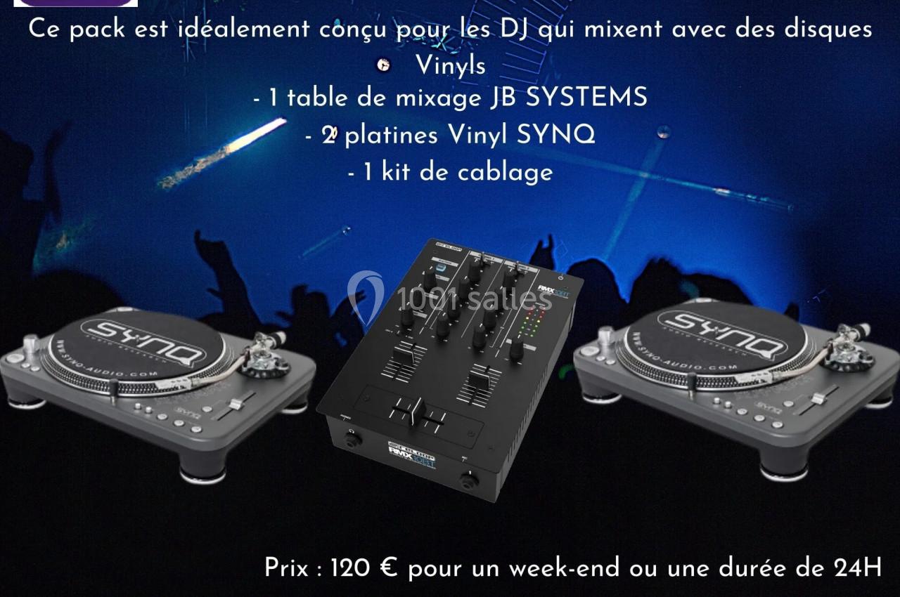 Pack DJ avec table de mixage, deux platines vinyles et kit de câblage, présenté sur fond de scène musicale.