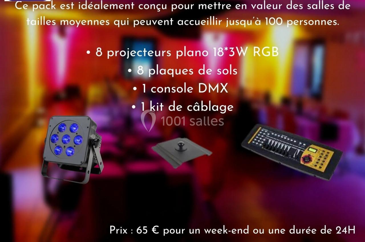 Pack d'éclairage comprenant projecteurs RGB, plaques de sol, console DMX et kit de câblage sur fond flou.