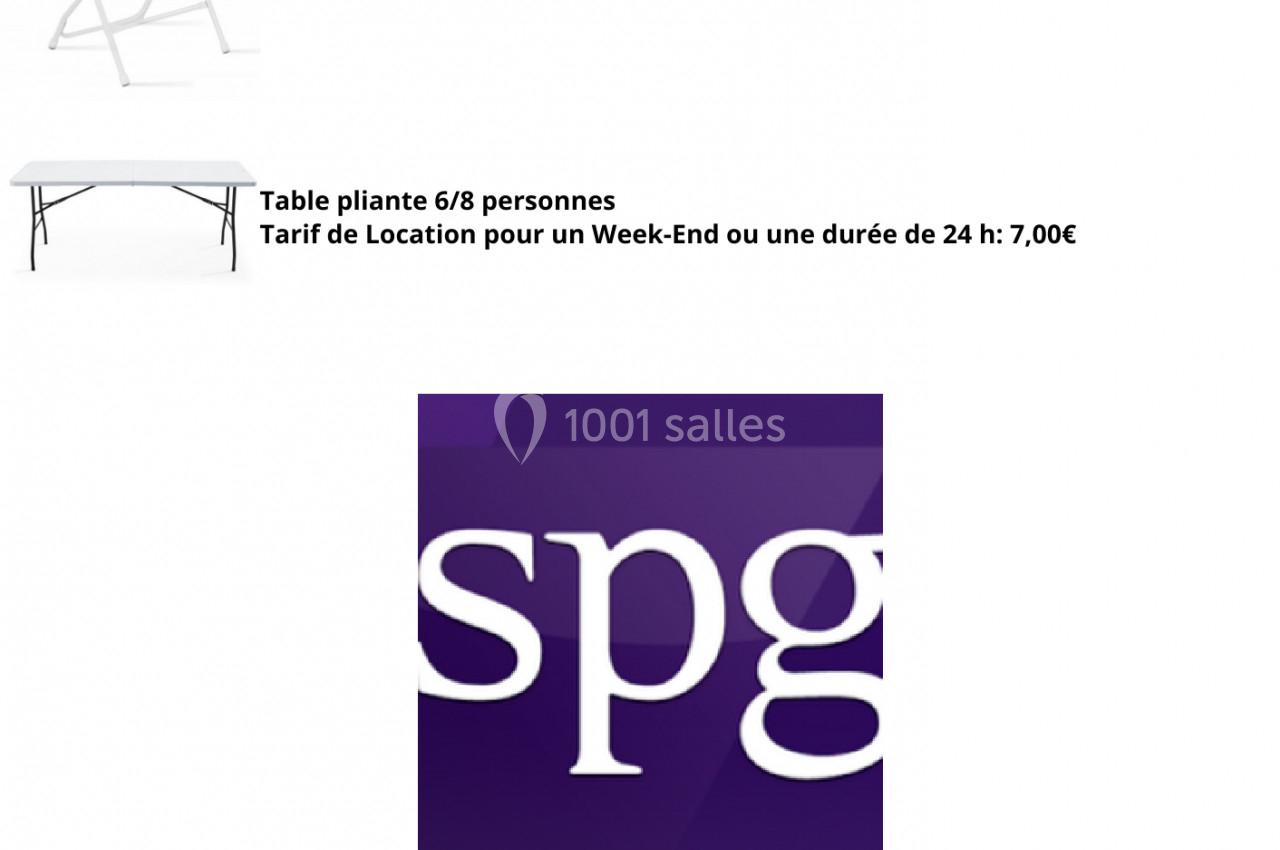 1. Mange-debout noir avec housse, tarif de location indiqué pour 24 heures. 2. Chaise pliante blanche, tarif de location…