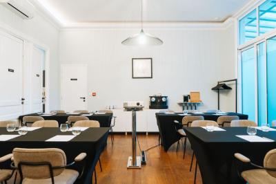 Salle de massage avec table recouverte de serviettes, éclairage tamisé et bougies pour une ambiance relaxante.