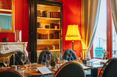 Salle de massage avec table recouverte de serviettes, éclairage tamisé et bougies pour une ambiance relaxante.