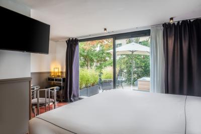 Salle de massage avec table recouverte de serviettes, éclairage tamisé et bougies pour une ambiance relaxante.