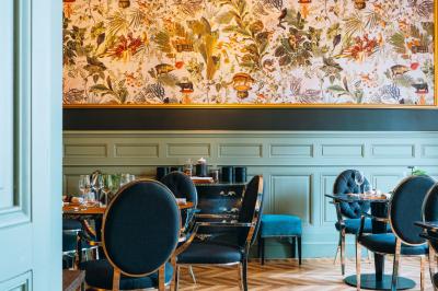 Salle de massage avec table recouverte de serviettes, éclairage tamisé et bougies pour une ambiance relaxante.