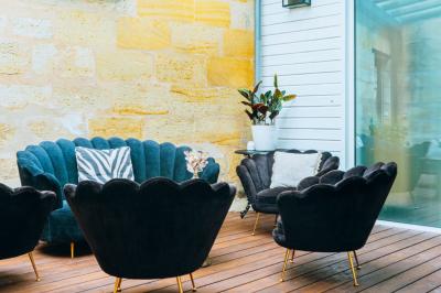 Salle de massage avec table recouverte de serviettes, éclairage tamisé et bougies pour une ambiance relaxante.