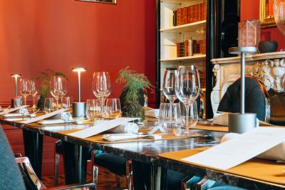 Salle de massage avec table recouverte de serviettes, éclairage tamisé et bougies pour une ambiance relaxante.
