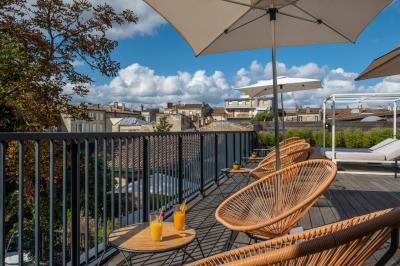 Salle de massage avec table recouverte de serviettes, éclairage tamisé et bougies pour une ambiance relaxante.