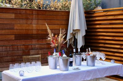 Salle à manger moderne avec table ronde, chaises violettes, parquet en chevrons, étagères et coin café.