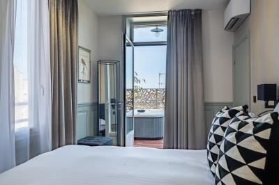 Salle à manger moderne avec table ronde, chaises violettes, parquet en chevrons, étagères et coin café.