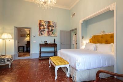 Assiette gastronomique composée de desserts aux noisettes, présentée sur un fond texturé et entourée de noisettes entières.