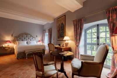 Assiette gastronomique composée de desserts aux noisettes, présentée sur un fond texturé et entourée de noisettes entières.