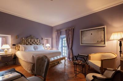 Assiette gastronomique composée de desserts aux noisettes, présentée sur un fond texturé et entourée de noisettes entières.