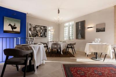 Assiette gastronomique composée de desserts aux noisettes, présentée sur un fond texturé et entourée de noisettes entières.