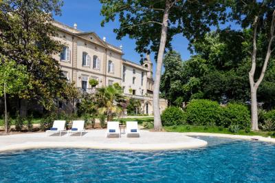 Assiette gastronomique composée de desserts aux noisettes, présentée sur un fond texturé et entourée de noisettes entières.