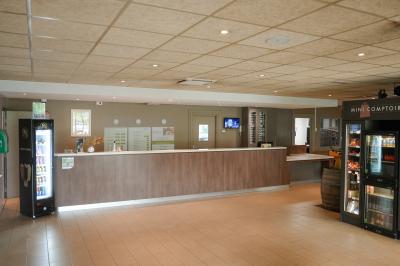 Plateau avec jus d'orange, verres, morceaux de fruits et viennoiseries sur une étagère, devant des photos murales.