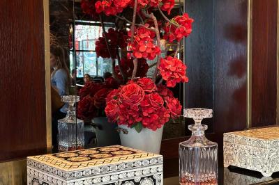 Verre à cocktail rempli d'un espresso martini, garni de grains de café, avec un fond sombre et texturé.