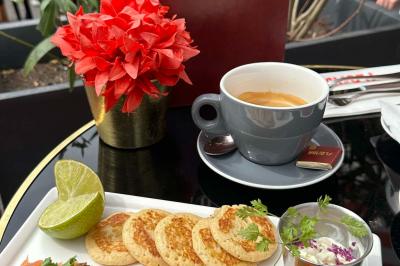 Verre à cocktail rempli d'un espresso martini, garni de grains de café, avec un fond sombre et texturé.