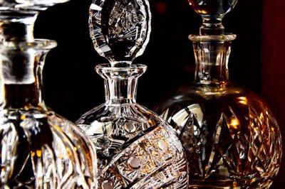 Verre à cocktail rempli d'un espresso martini, garni de grains de café, avec un fond sombre et texturé.