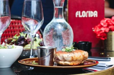 Verre à cocktail rempli d'un espresso martini, surmonté d'une mousse crémeuse et décoré de grains de café.