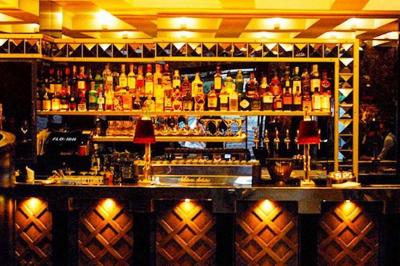 Verre à cocktail rempli d'un espresso martini, surmonté d'une mousse crémeuse et décoré de grains de café.