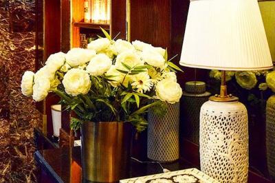 Verre à cocktail rempli d'un espresso martini, surmonté d'une mousse crémeuse et décoré de grains de café.