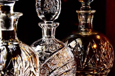 Verre à cocktail rempli d'un espresso martini, surmonté d'une mousse crémeuse et décoré de grains de café.