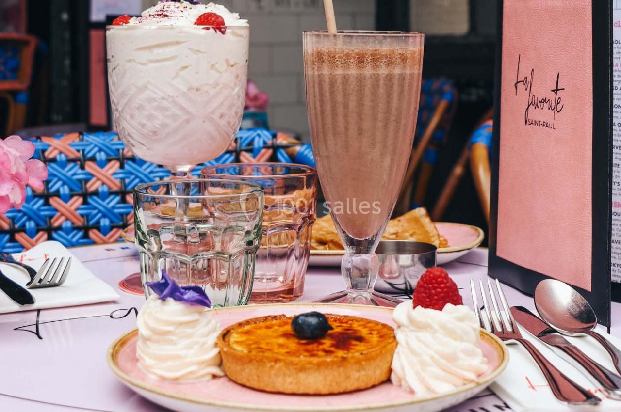 Dessert composé d'une tartelette garnie de crème, d'un milkshake chocolaté et d'une coupe de chantilly aux fruits rouges.
