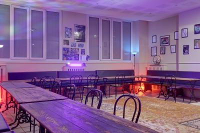 Assiette de charcuterie avec pain, cornichons, tapenade, fromage et beurre, présentée sur une table en bois.